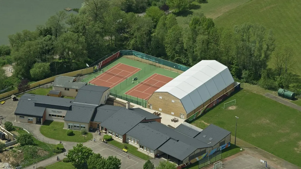 Three-day fast assembly of modular 15x30m tennis tent with aircraft-grade aluminum beams and durable PVC cover.